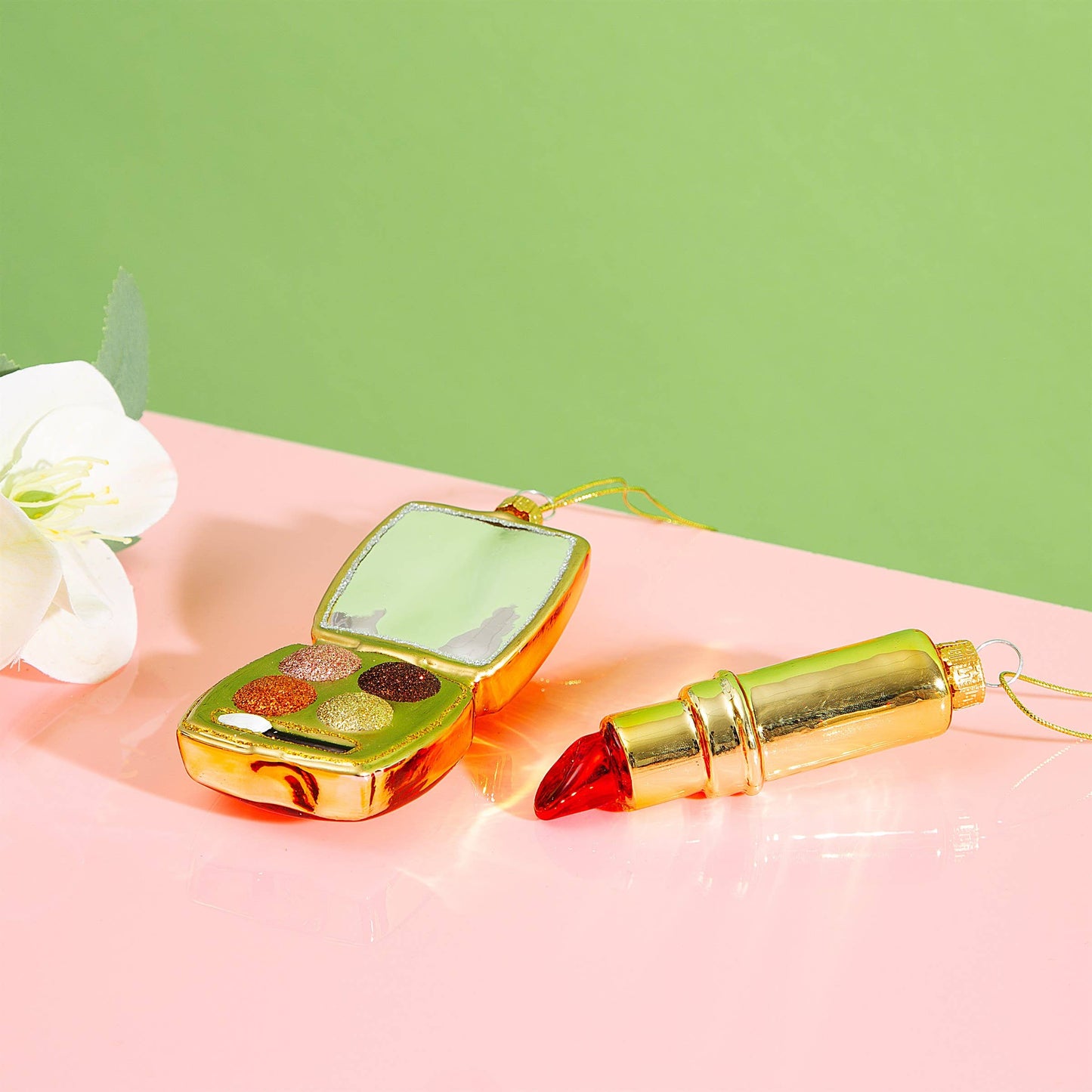 Weihnachtsbaumkugel in Lippenstiftform