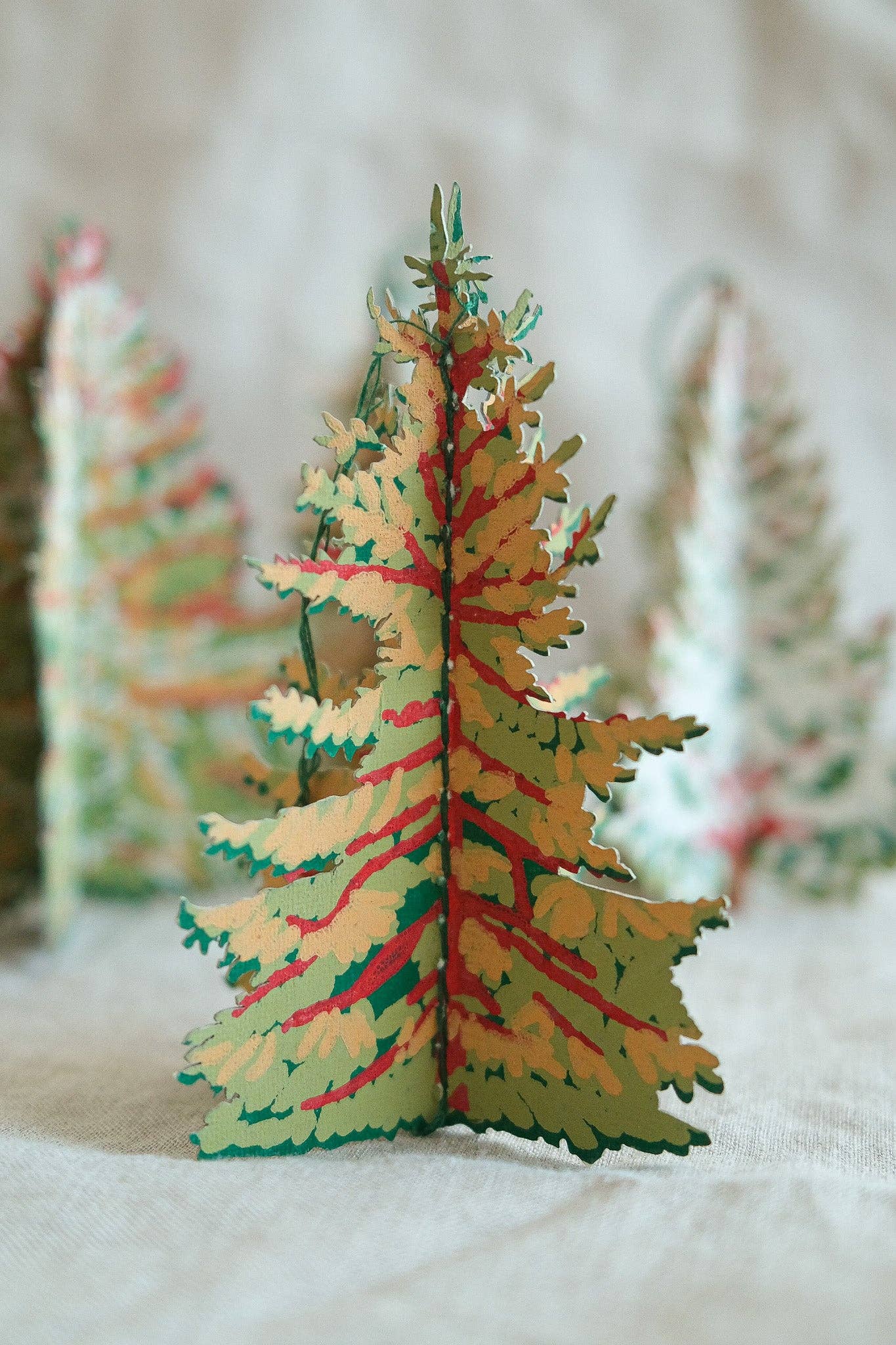 Papierschmuck mit Waldmotiven