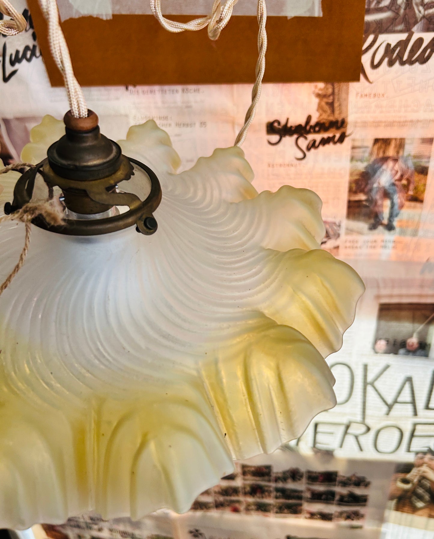Pendelleuchte aus hellgelbem Milchglas aus Frankreich