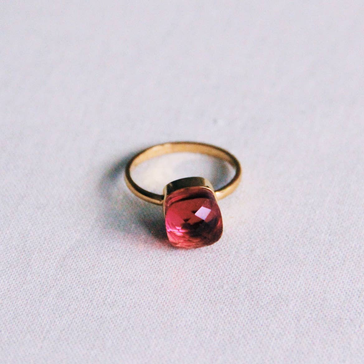 Edelstahlring mit quadratischem Kristallstein – Stein Magenta, Ring rostfreier Stahl & vergoldet