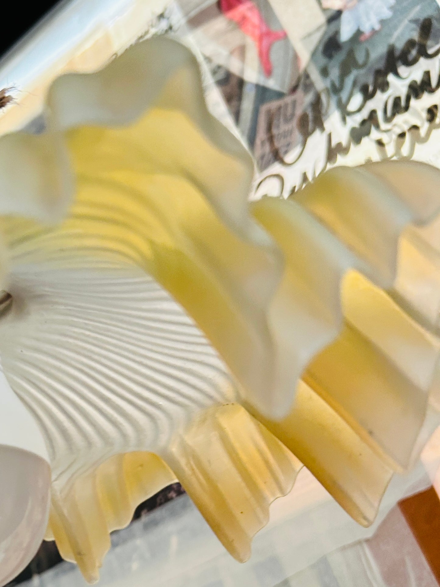 Pendelleuchte aus hellgelbem Milchglas aus Frankreich