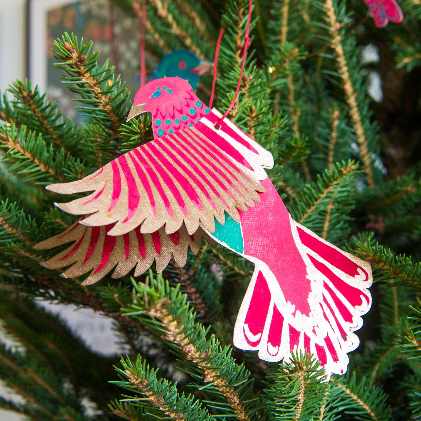 Festliche Papierornamente mit Vogelmotiv