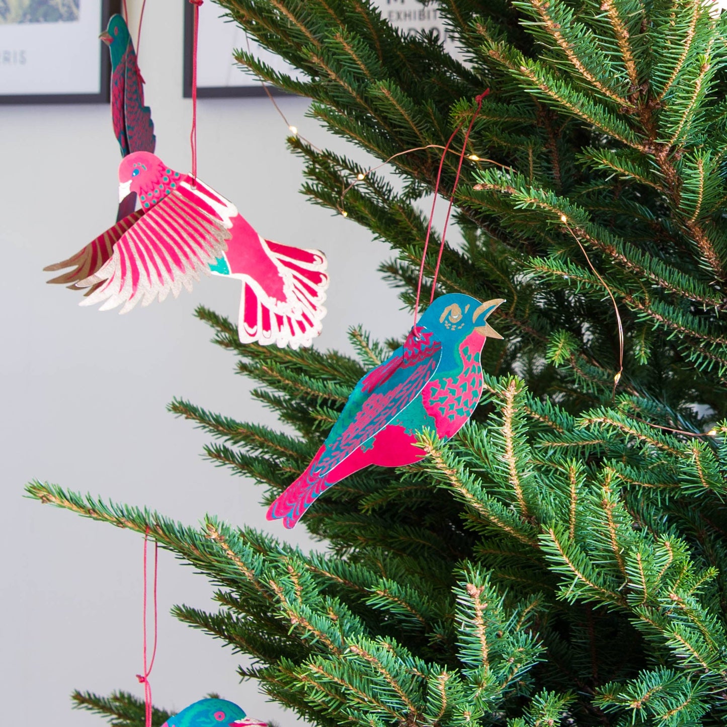 Festliche Papierornamente mit Vogelmotiv