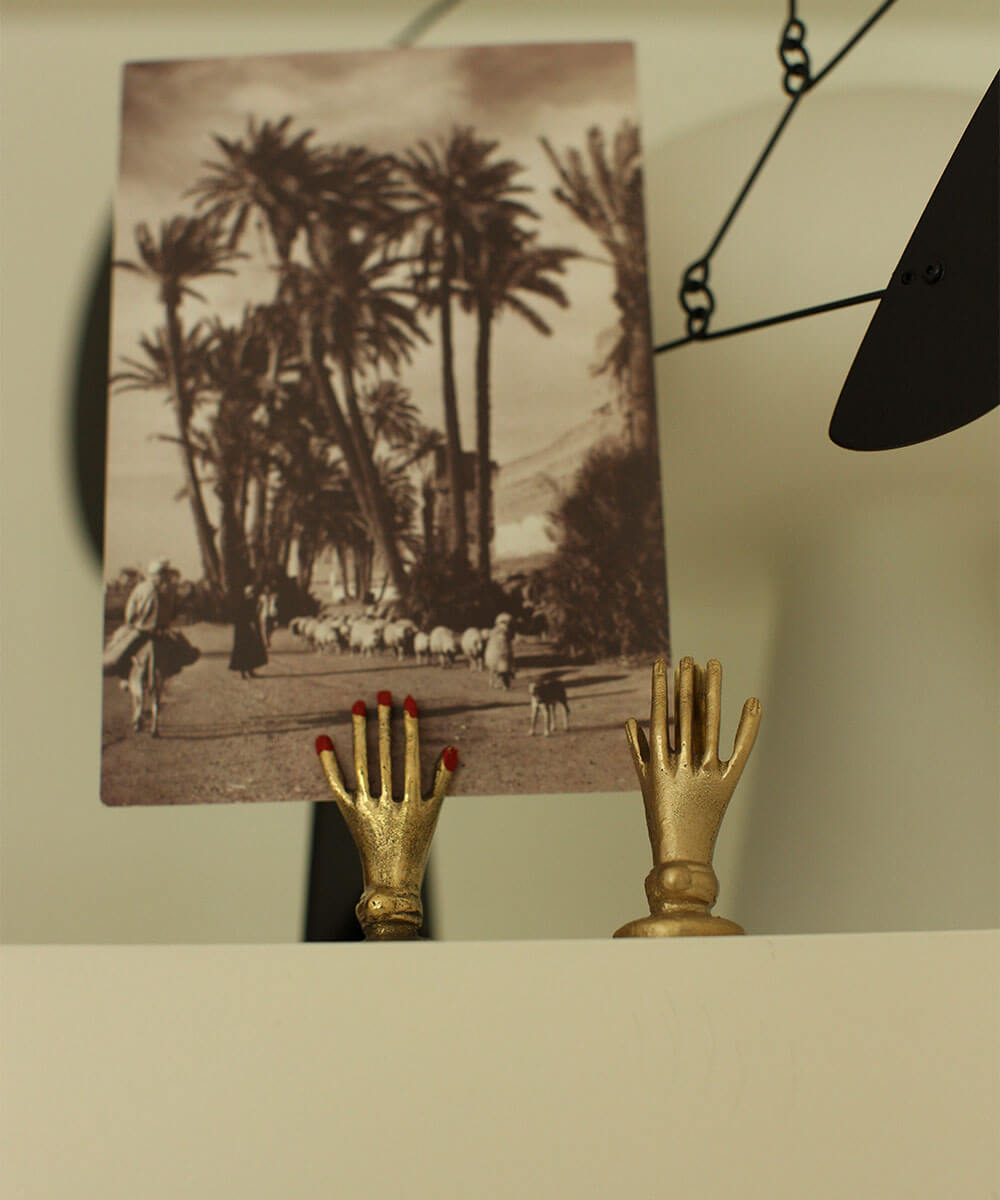 Doing Goods – Bella Hand Kartenhalter mit roten Fingernägeln