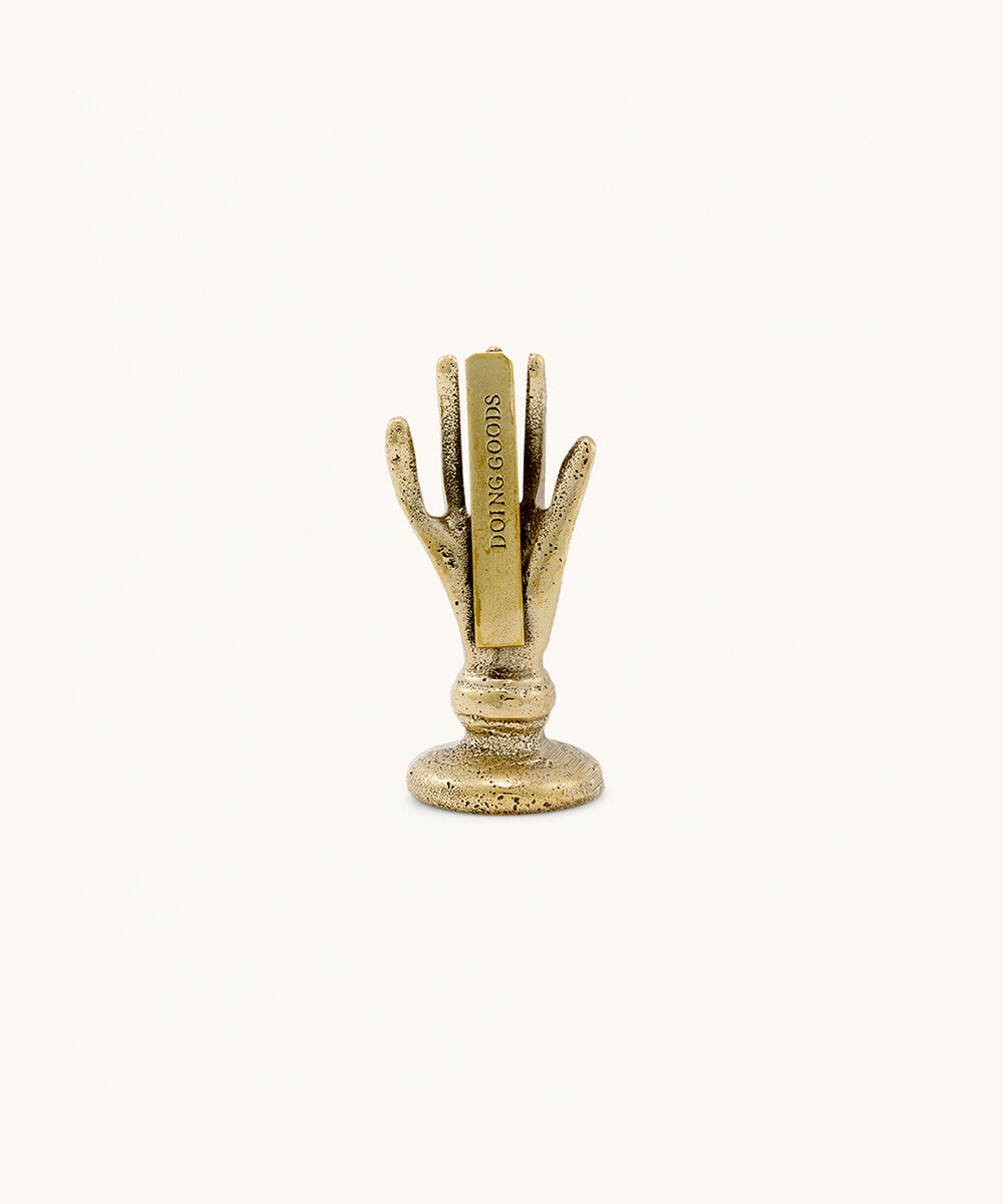 Doing Goods – Bella Hand Kartenhalter mit roten Fingernägeln