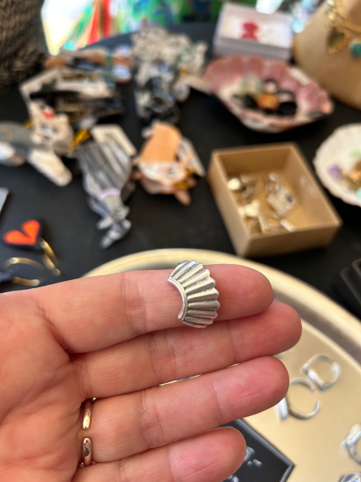Ring mit Wellen