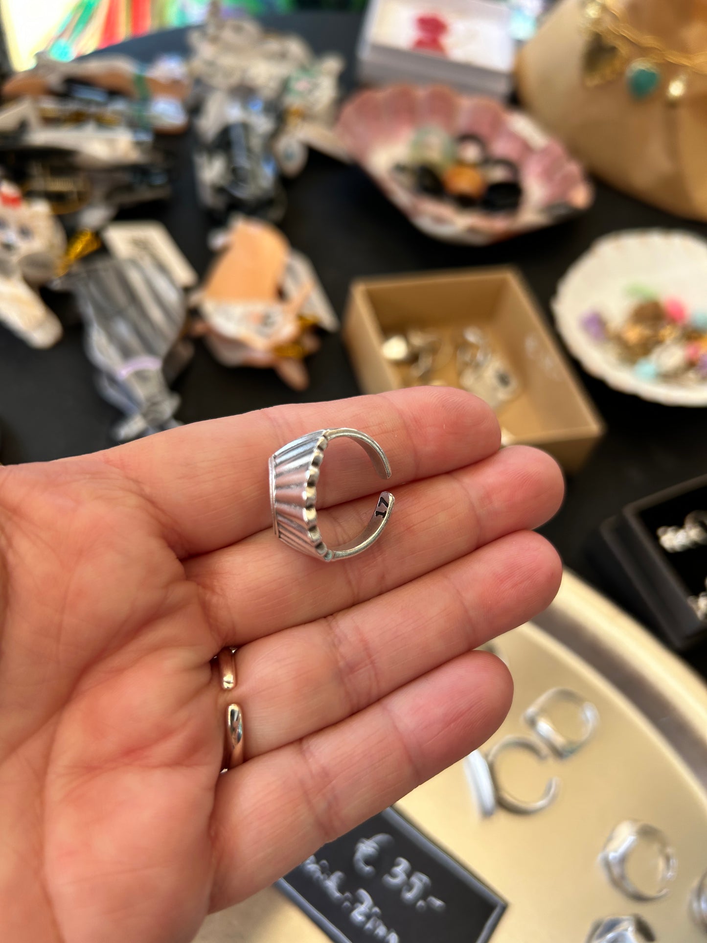 Ring mit Wellen