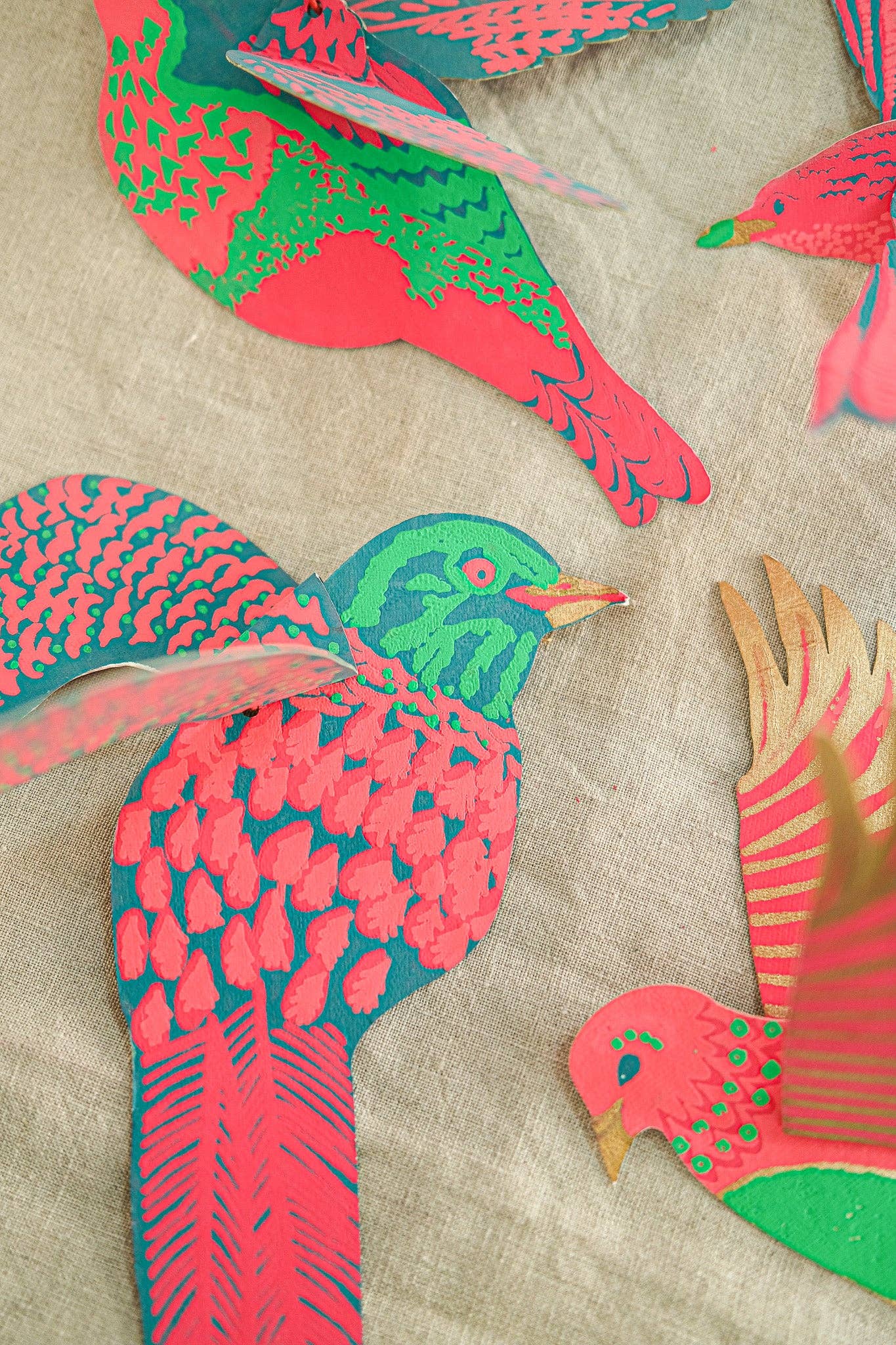 Festliche Papierornamente mit Vogelmotiv