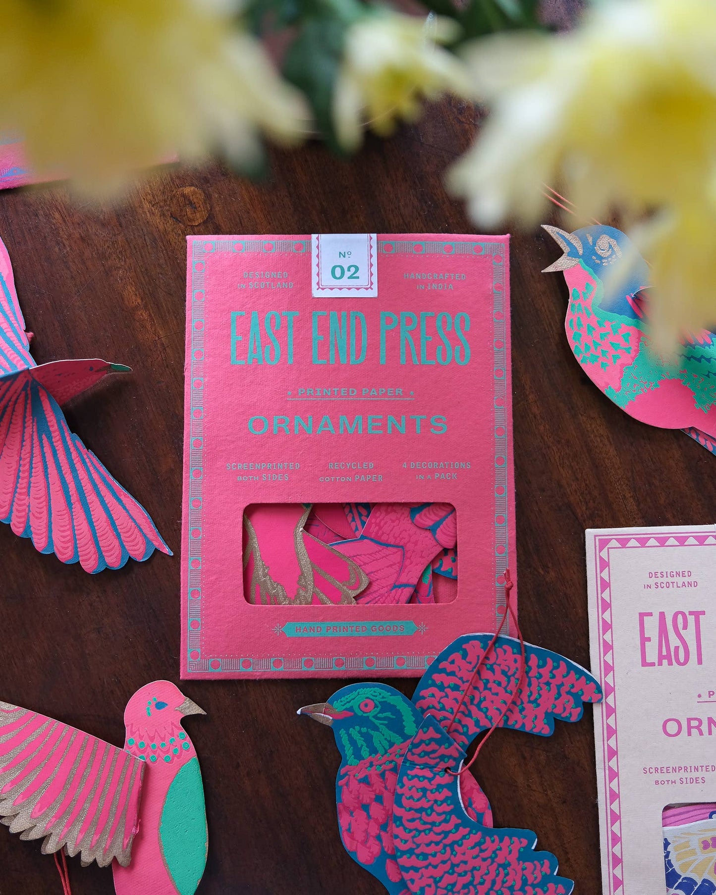 Festliche Papierornamente mit Vogelmotiv