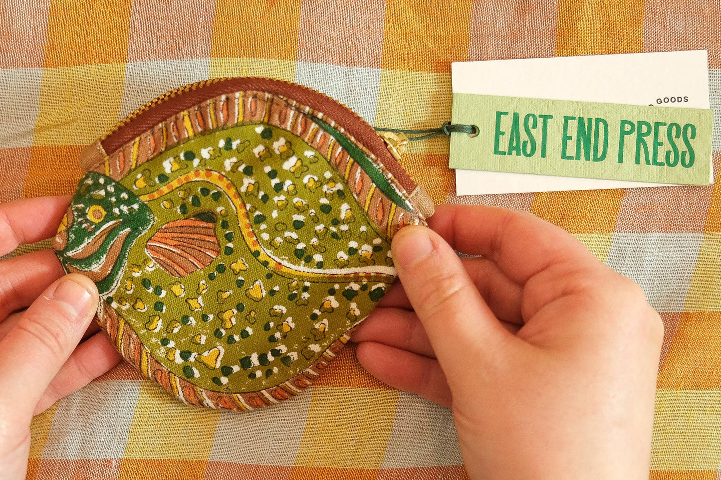 Flache Geldbörse mit Fischmotiv