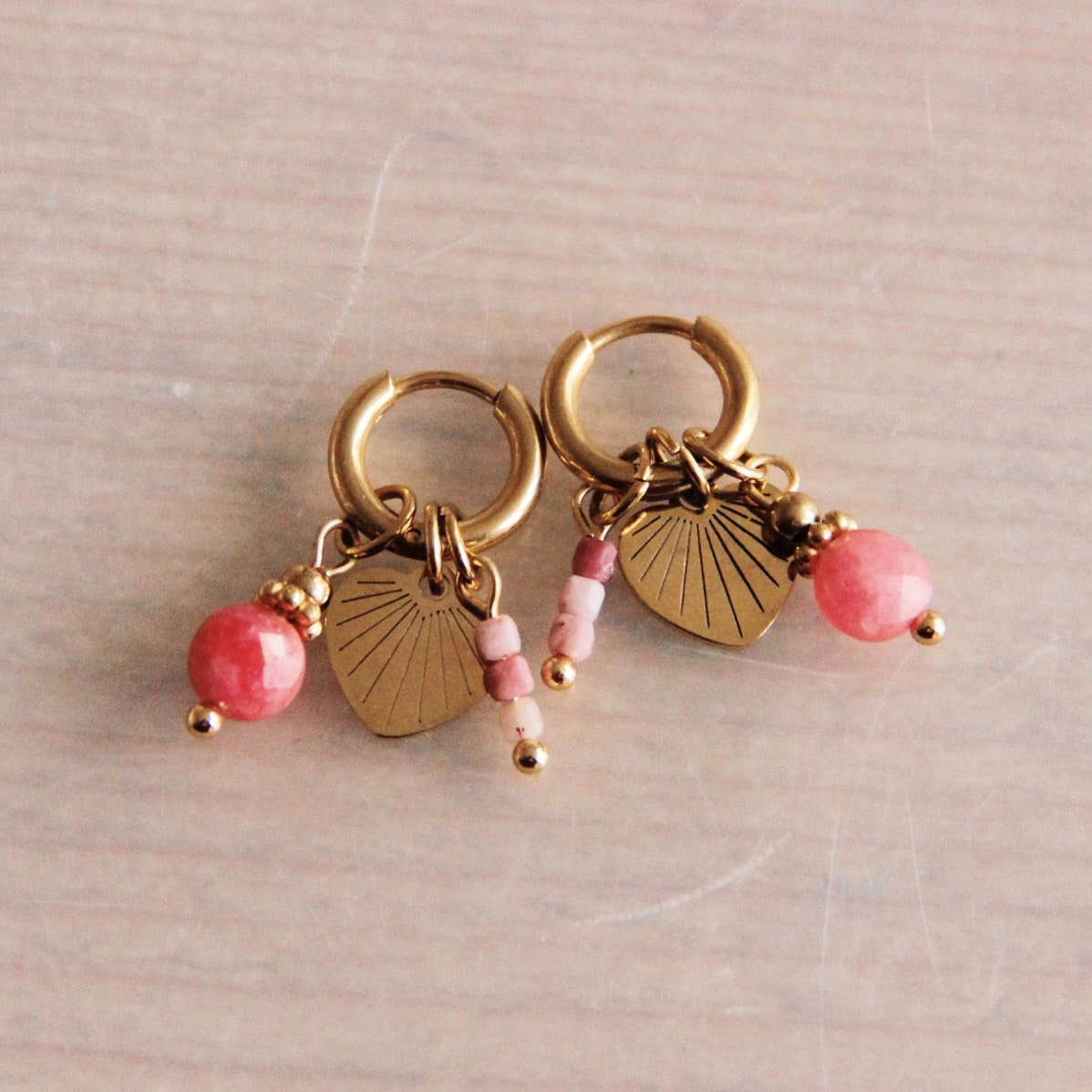 Hoops aus Edelstahl mit 3 Charms — Gold/Kirsche