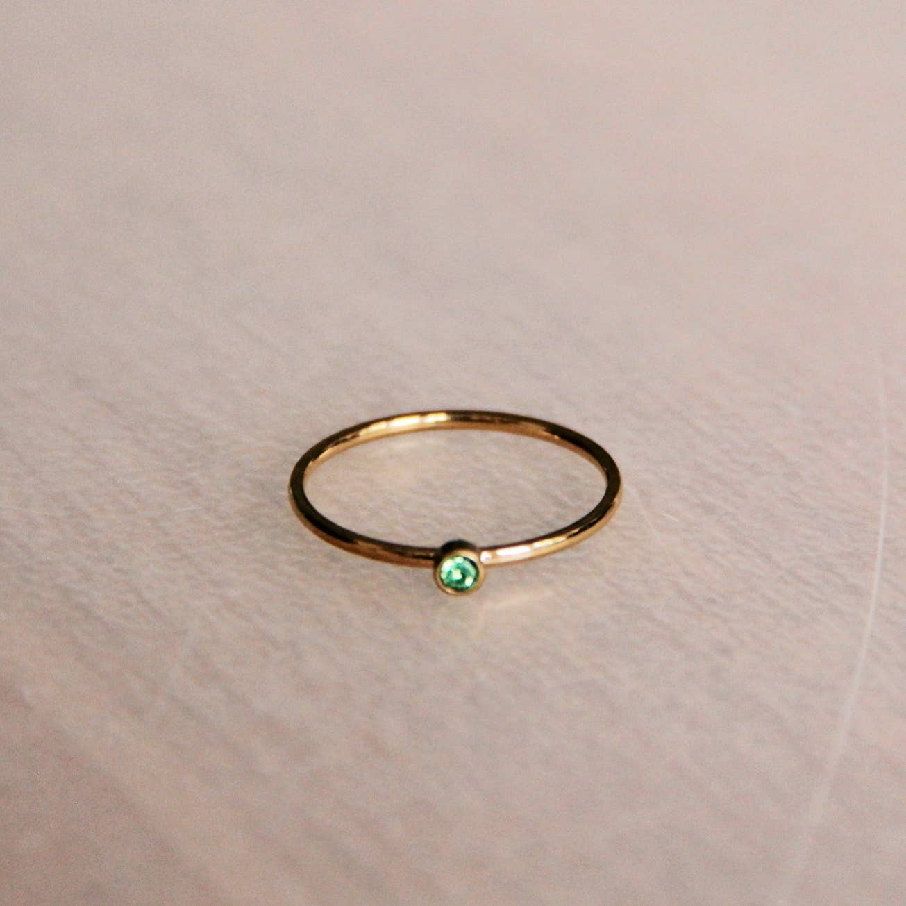 Minimalistischer Stahlring Mini-Zirkonia — hellgrün/goldfarben