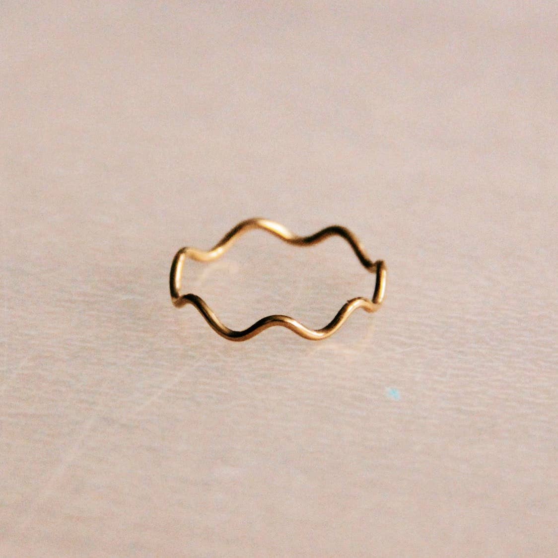 Minimalistischer Wellenring aus Edelstahl — Gold