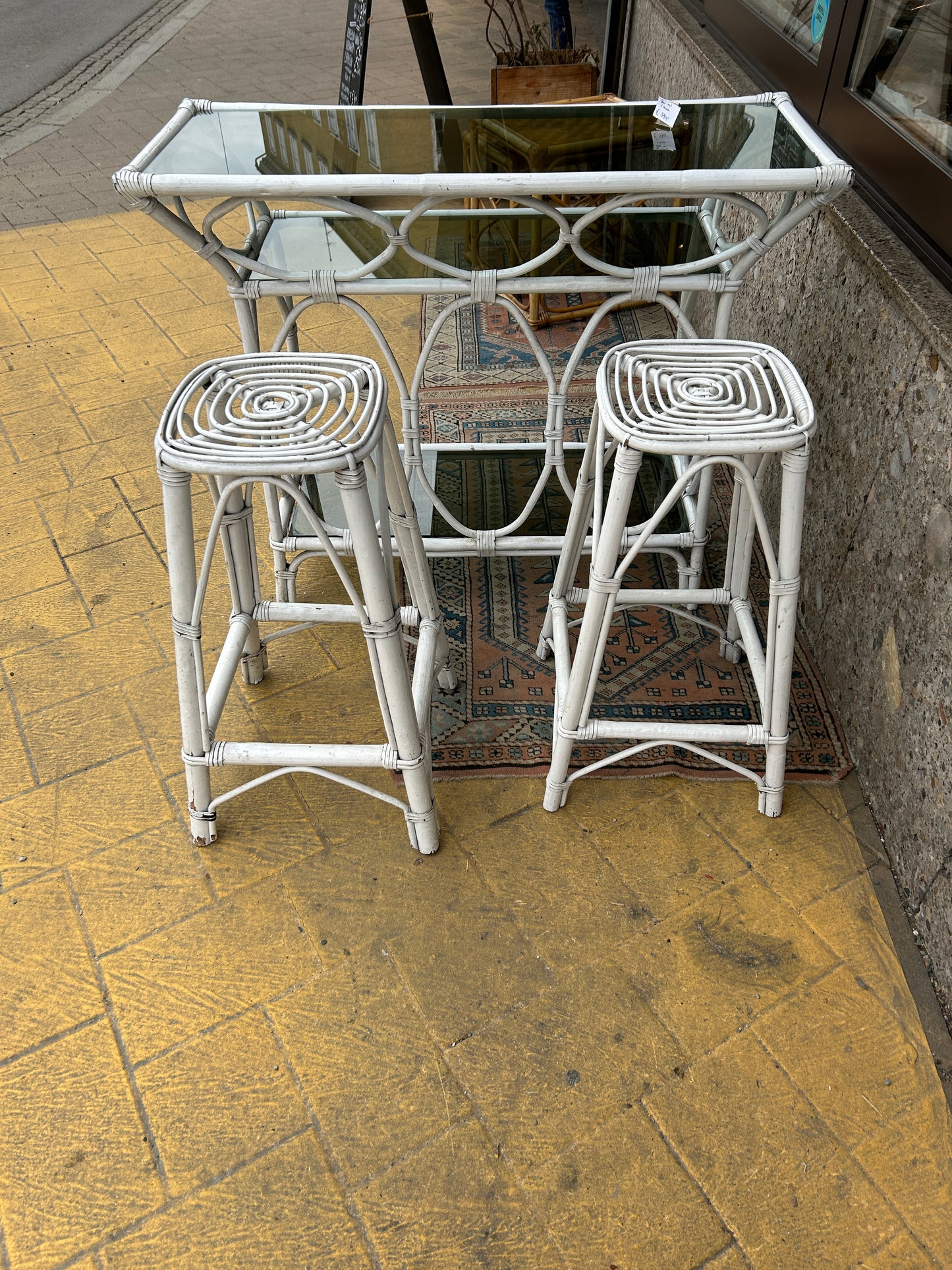 Rattan Bar mit zwei Hocker