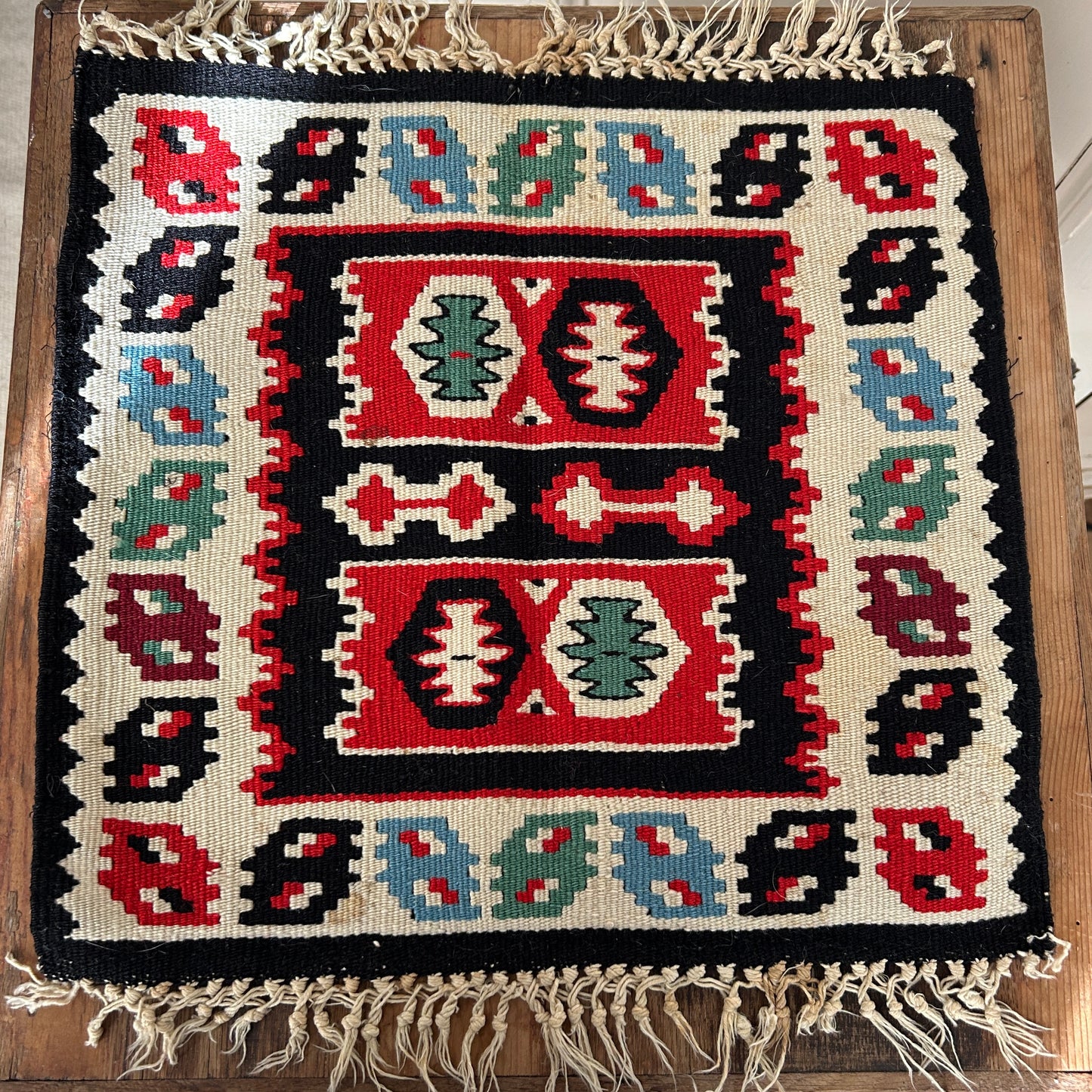 Vintage Kelim Tischdeckchen mit Fransen