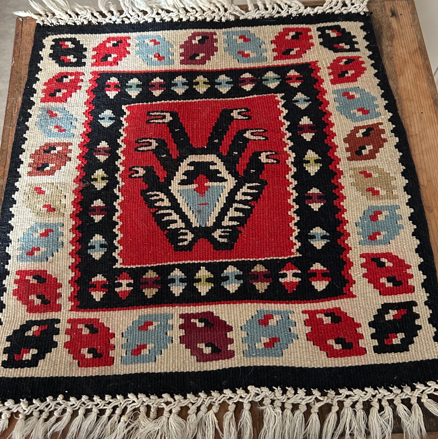 Vintage Kelim Tischdeckchen mit Fransen
