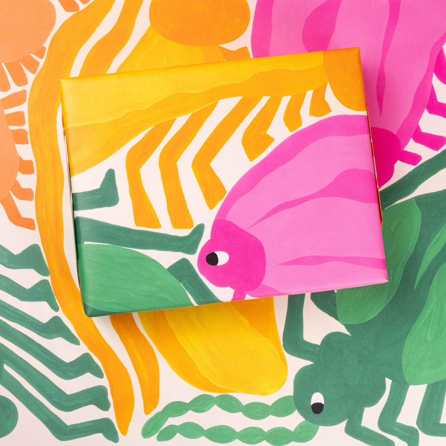 Geschenkpapier „Insekten“ von Liv Lee x WWF