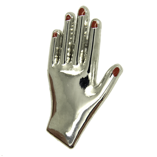 Hand mit roten Nägeln Pin silber
