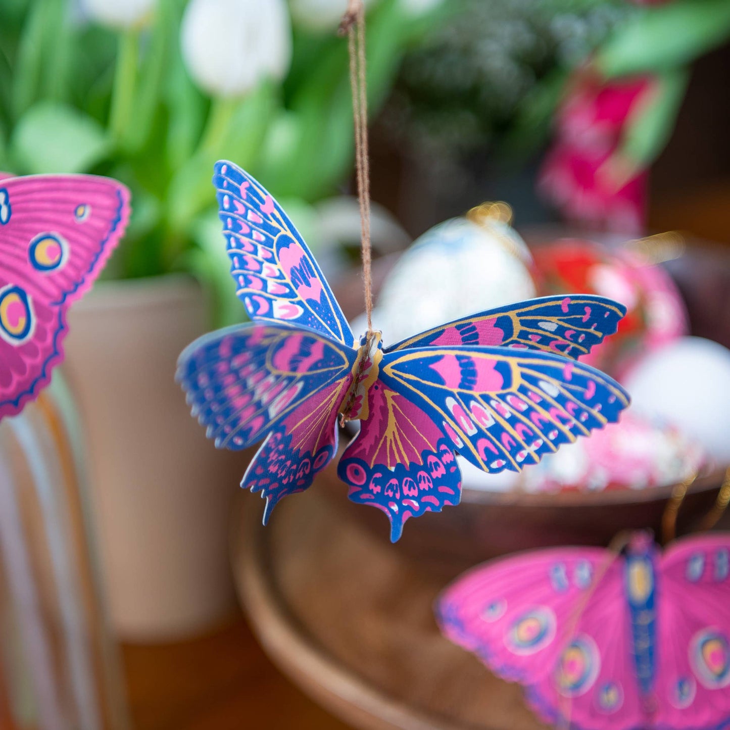 Papierschmuck mit Schmetterlingen
