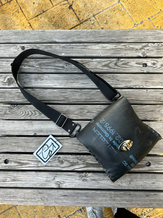 Handtasche aus LKW-Schläuchen / Designerin Katcha Bilek