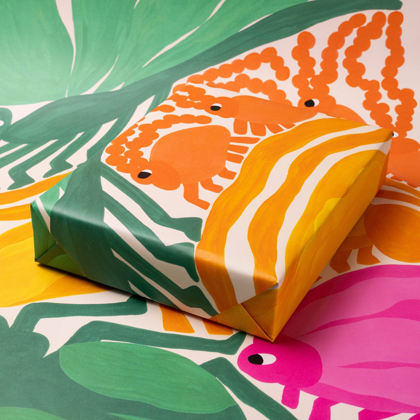 Geschenkpapier „Insekten“ von Liv Lee x WWF