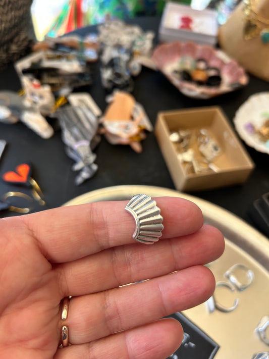 Ring mit Wellen
