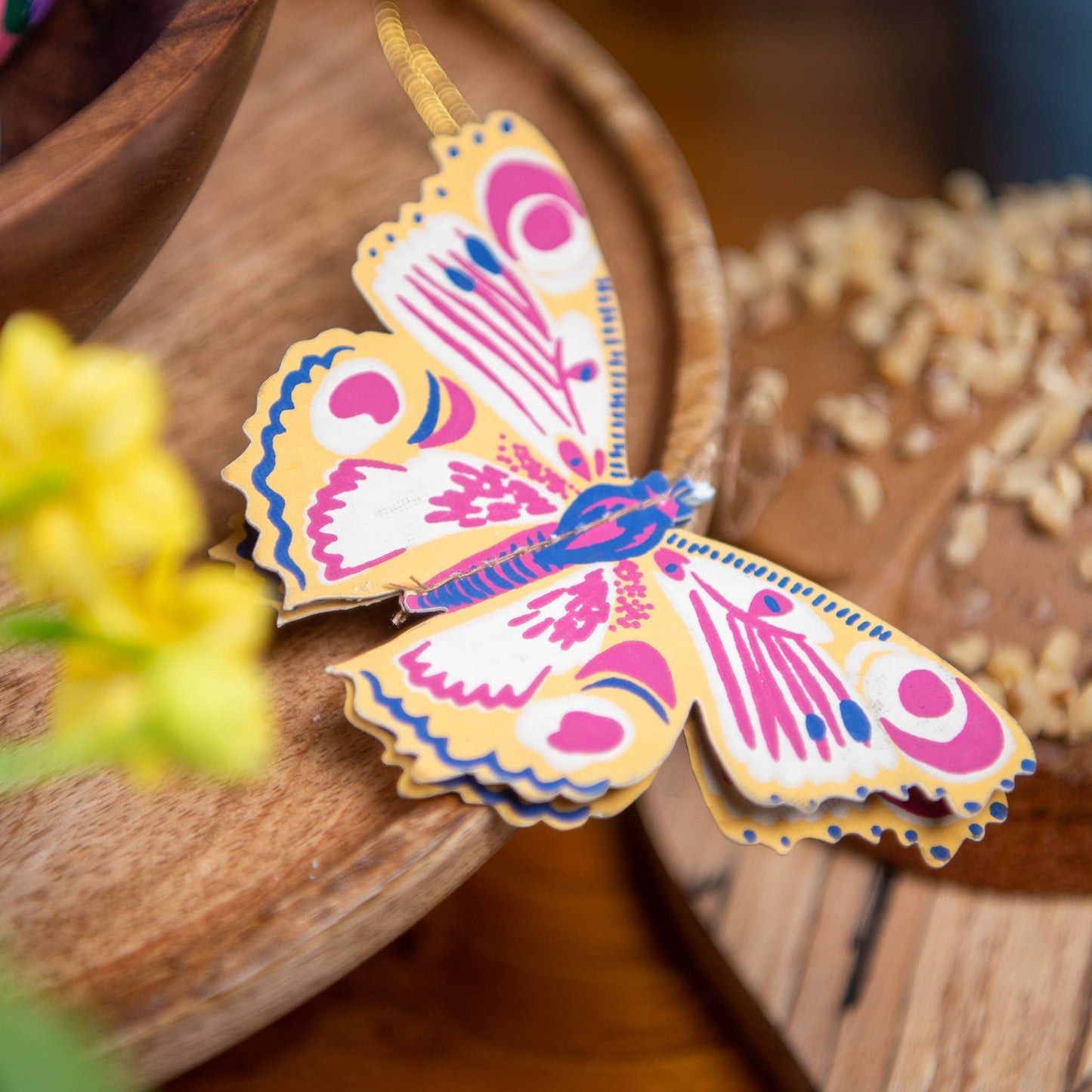 Papierschmuck mit Schmetterlingen