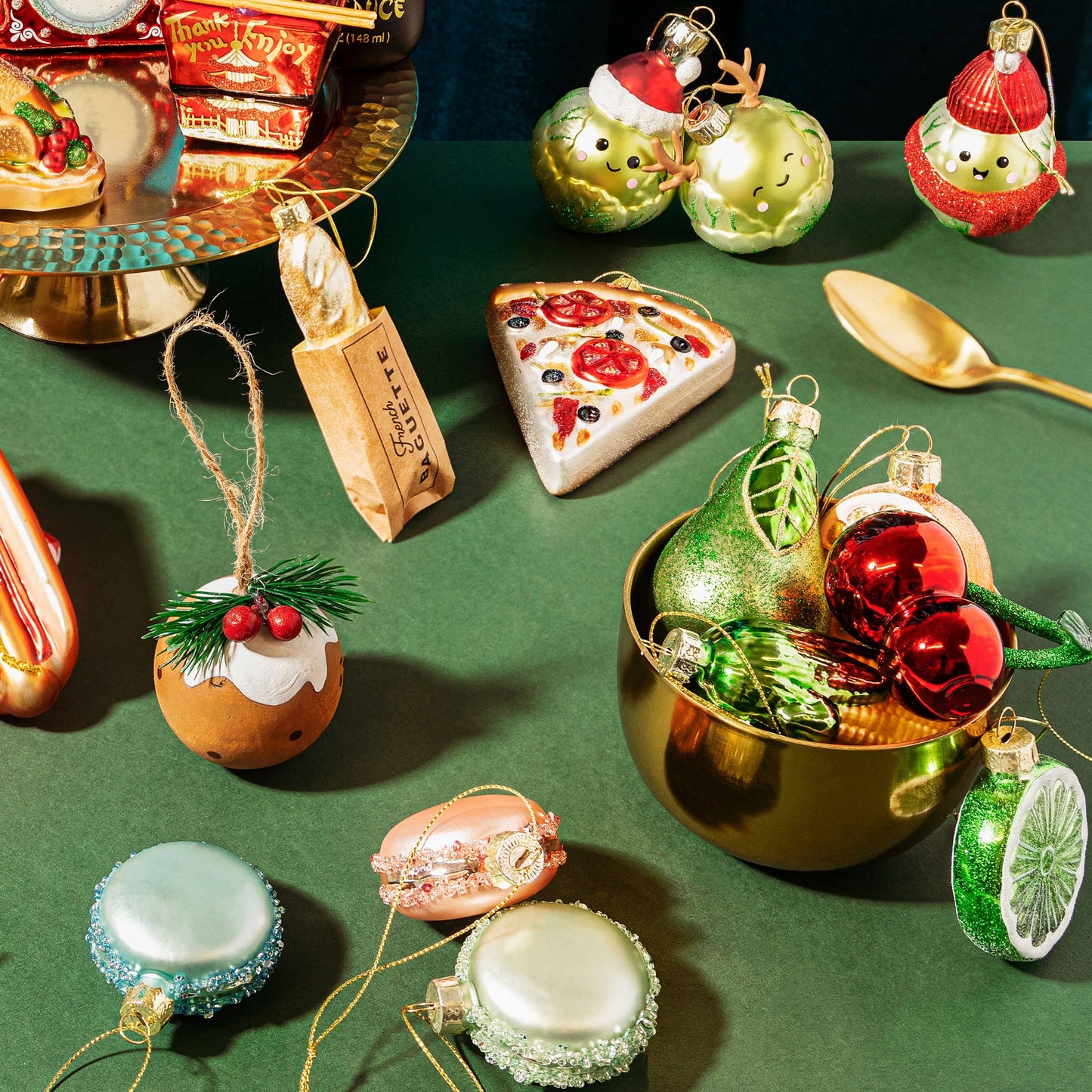 Christbaumkugel in Kirschform