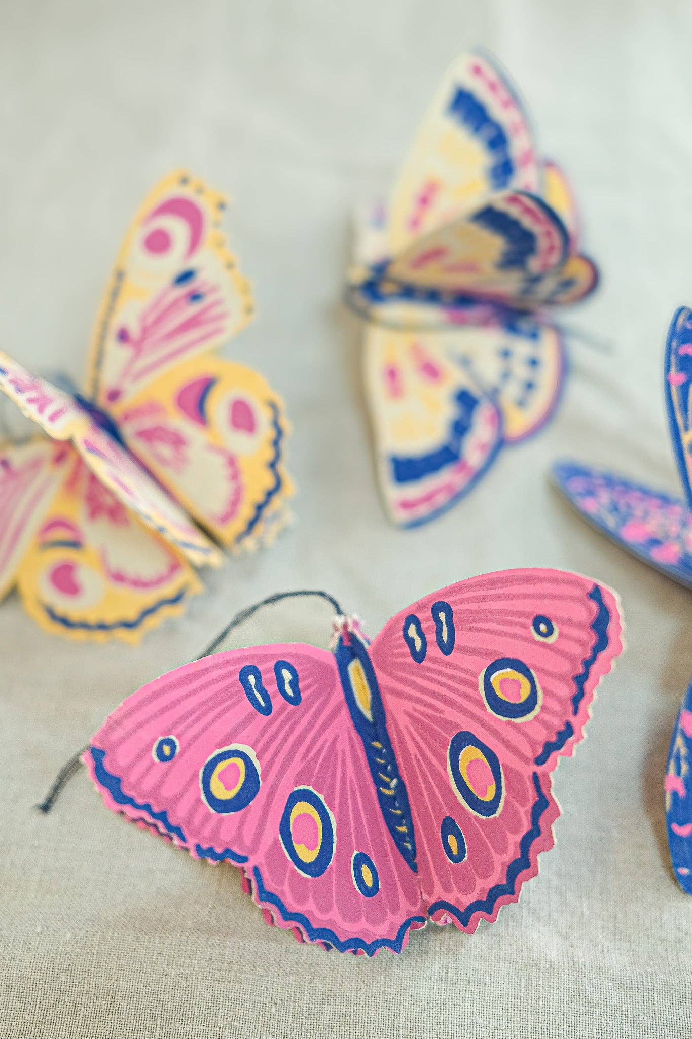 Papierschmuck mit Schmetterlingen