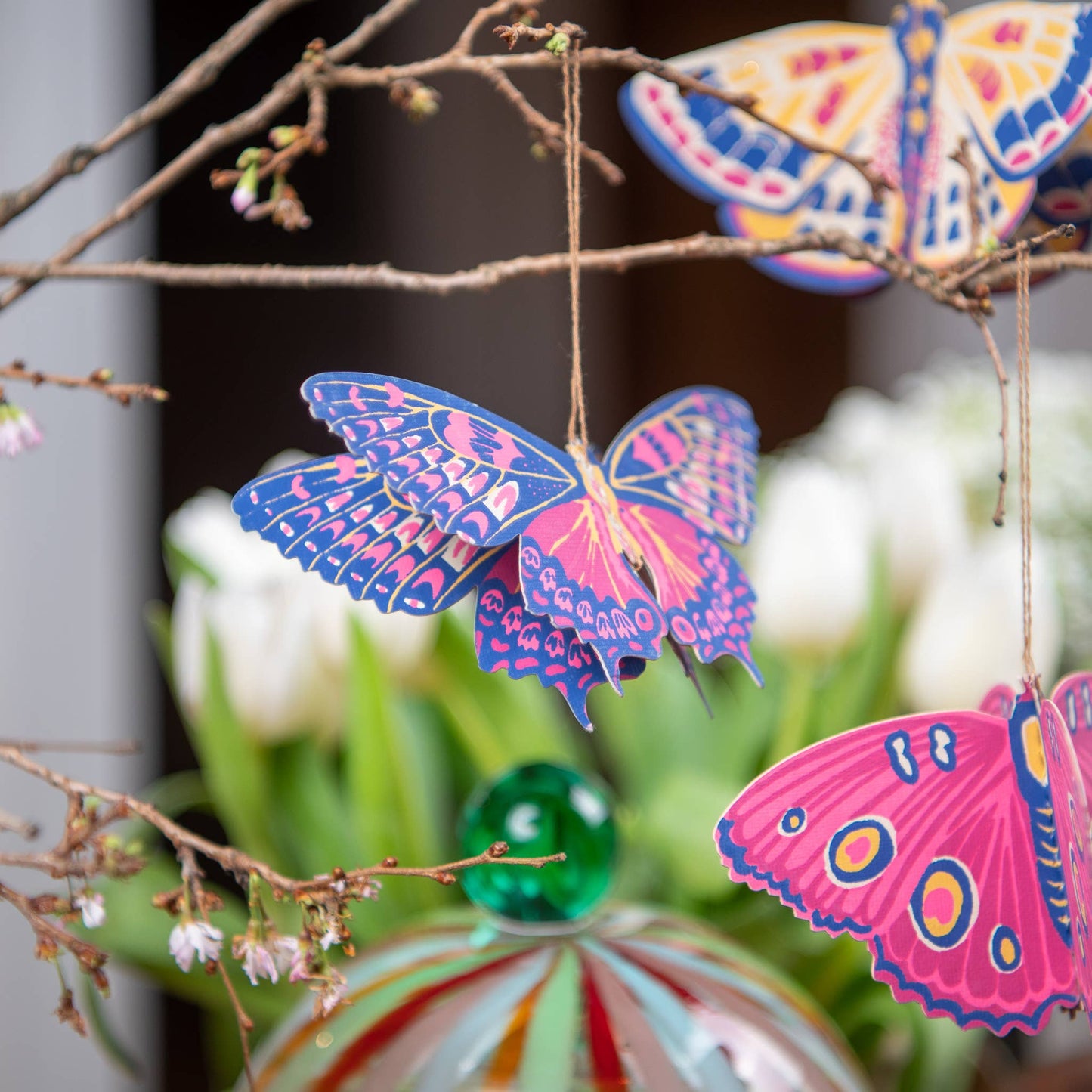 Papierschmuck mit Schmetterlingen