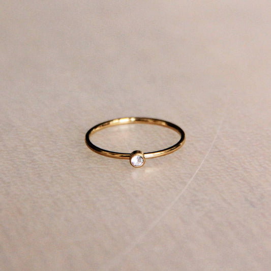 Minimalistischer Ring aus Stahl mit Mini-Zirkonia — Champagner-/Goldfarbe
