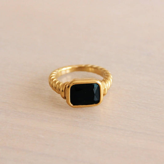 Vergoldeter Ring aus Edelstahl mit schwarzem Stein